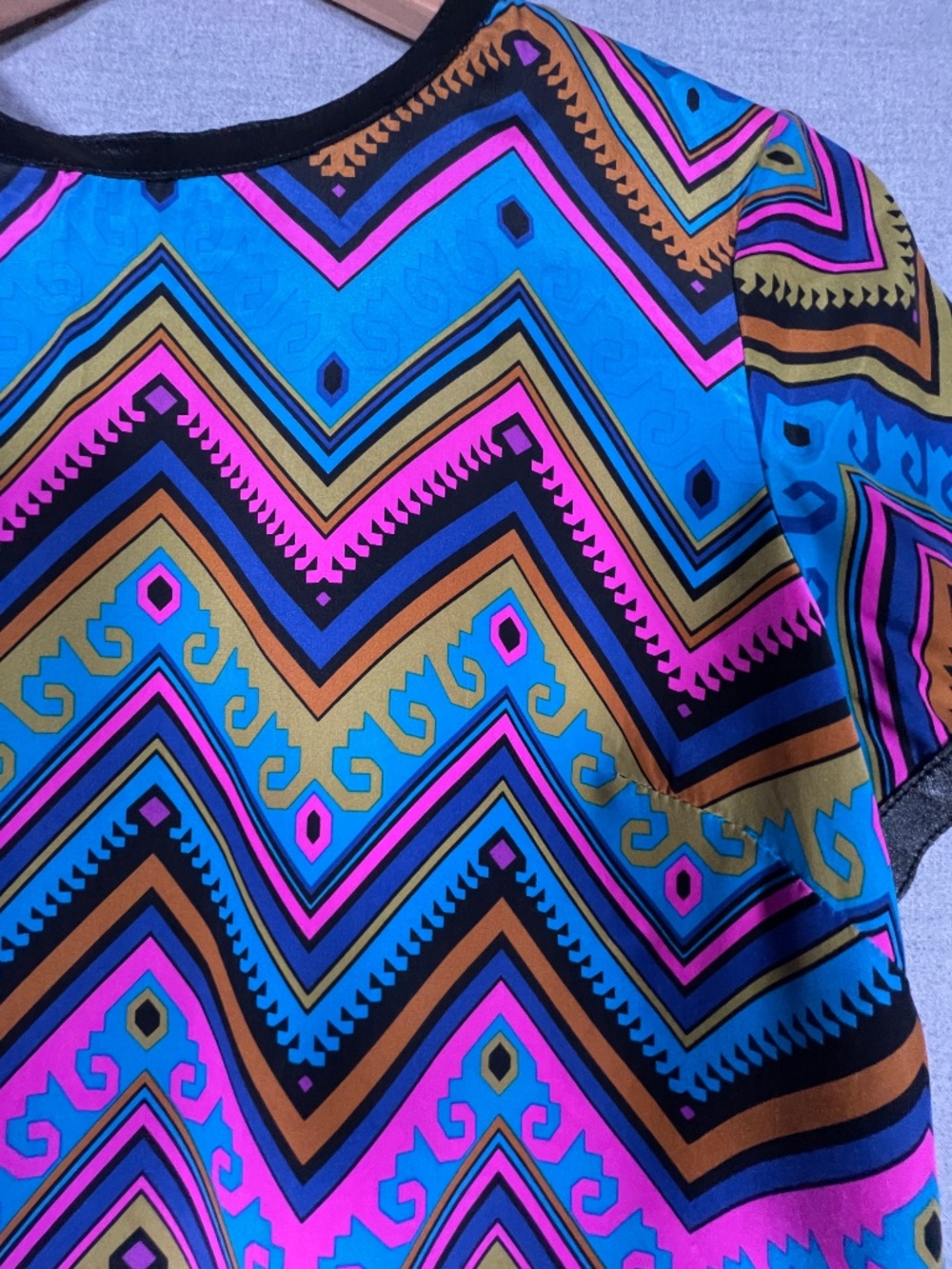 Alice & Trixie Silk Chevron Dress S Neon Pink Blue Zig Zag Leather Trim Mini - Picture 9 of 9